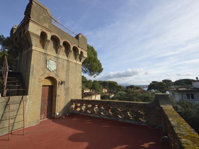 Villa storica con vista mare e ampio giardino 400m² Castiglioncello