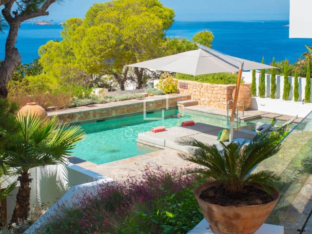Villa Su Credo, presentada en venta por Lucas Fox, es una im. 380m² Cala Vedella