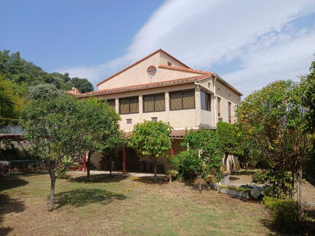 Villa sur 3 faces, 3 niveaux, 5 chambres, 2 bains, jardin, garage et parking