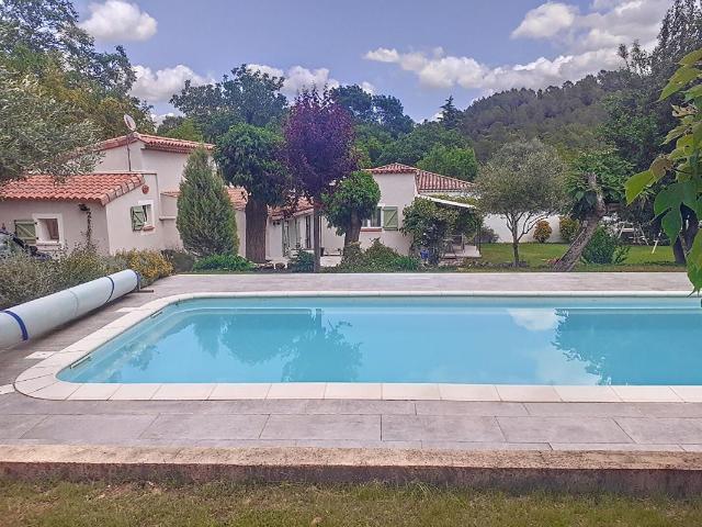Villa sur 1700m² de terrain avec piscine, appartement et garage LE VAL