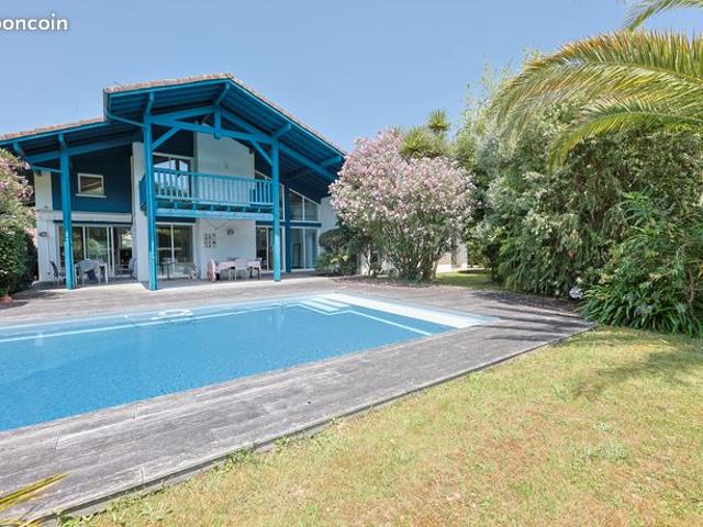 Villa sur Arcangues de 170 m2 habitable + piscine de 50 m2 + double garage sur une parcelle de 2500 m2 à Arcangues proche de Biarritz