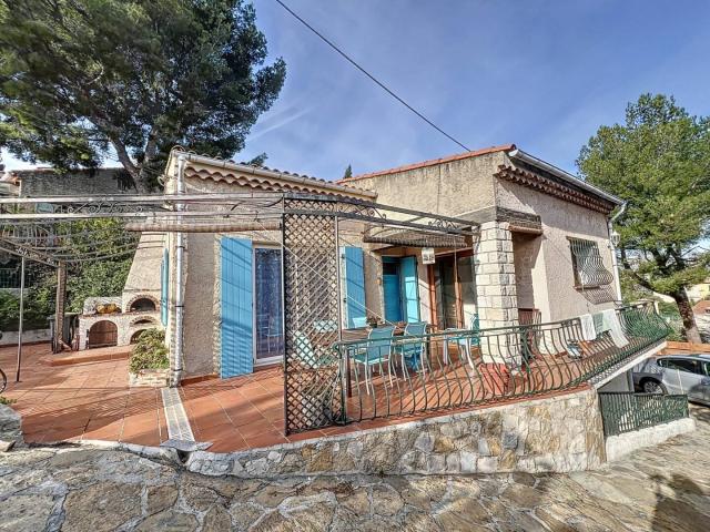 VILLA sur les pentes des CRETES