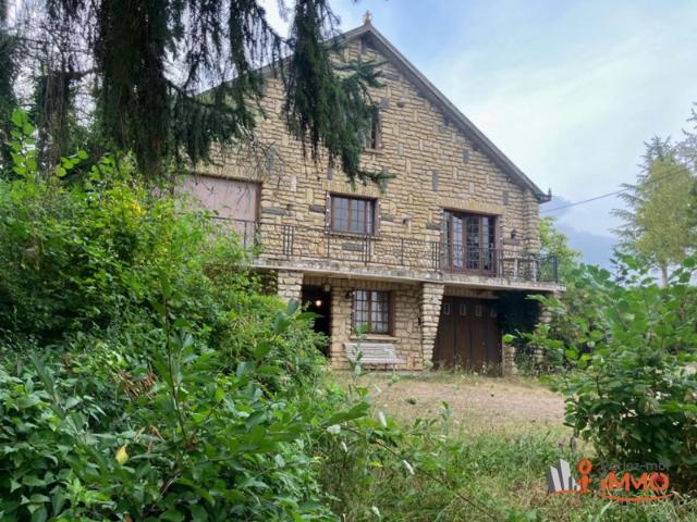 Villa sur sol sous en pierres située au bout d'une impasse.