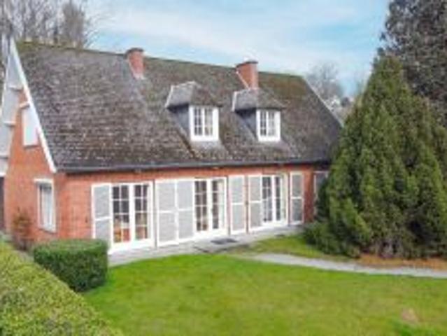 Villa sur près de 20 ares avec superbe jardin et garages