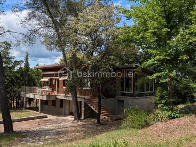 Villa sur un terrain constructible de 1805 m² Fort potentiel d'aménagement