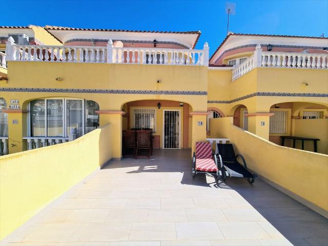 Urocza villa z tarasem, basenem i patio w Villamartin
