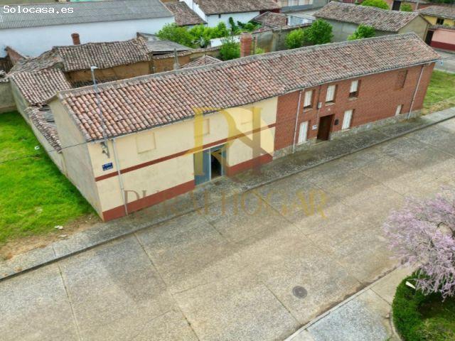 VILLABRAZ: CASA CON PATIO Y ALMACENES PARA REHABILITAR!