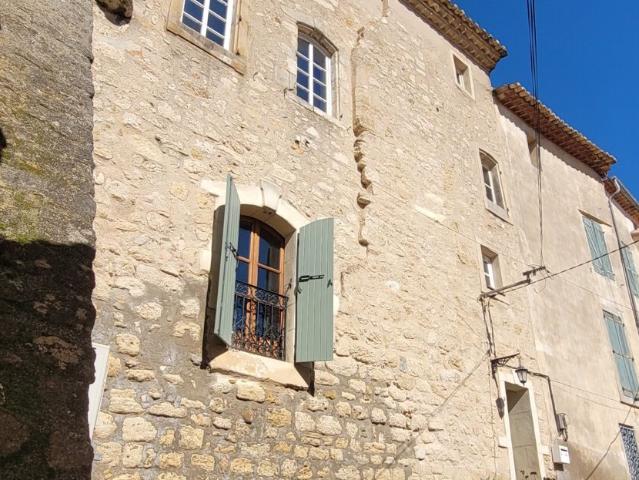 Village medieval avec tous commerces, cafes, ecoles primaire. 165m² Murviel lès Béziers