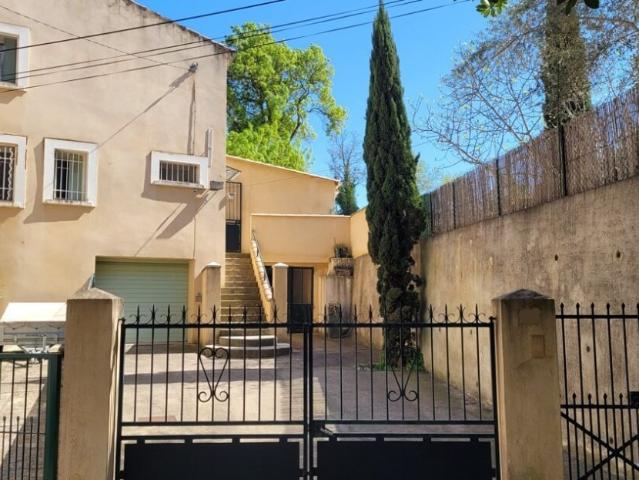 Village medieval avec tous commerces, cafes, ecoles primaire. 90m² Murviel lès Béziers