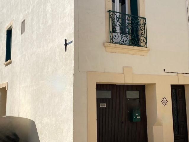 Village avec bar restaurant, boulangerie, epicerie, pizzeria. 118m² Autignac