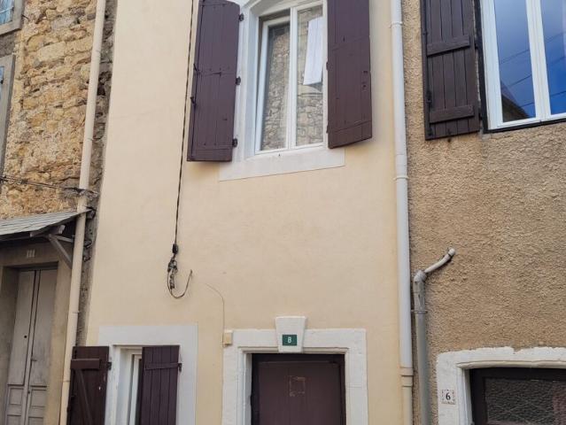 Village avec tous commerces, boulangeries, boucherie, epicer. 80m² Saint Geniès de Fontedit