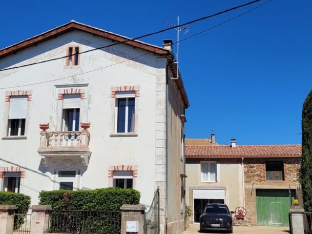 Village avec tous commerces ecoles, college,: 10 minutes de. 130m² Capestang