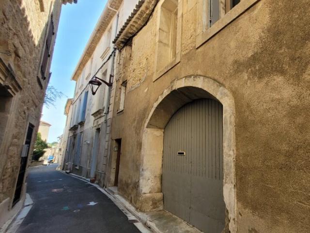 Village Circulade avec tous commerces, epicerie, boulangerie. 115m² Laurens