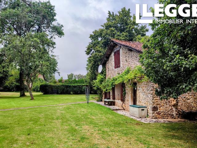 Village de vacances, comprenant 6 propriétés dans un cadre paisible, à vendre dans la campagne charentaise