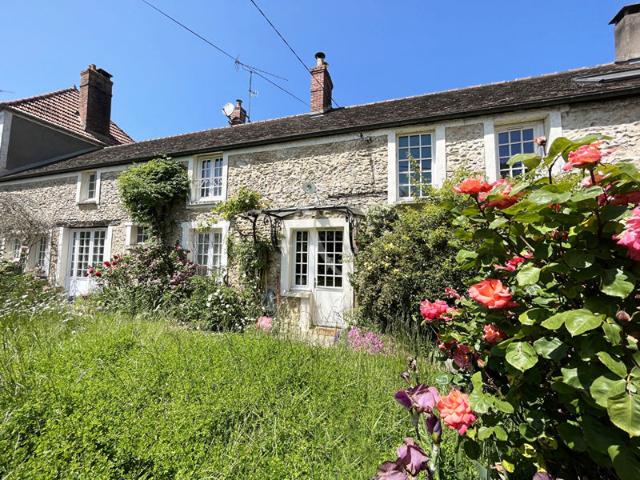 Village proche de Dourdan Longère aux beaux volumes !