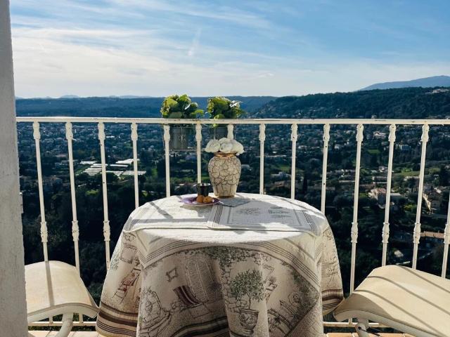 Village St Paul de Vence 2p avec vue féérique + Grenier aménag