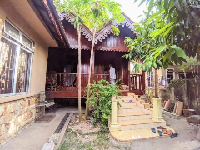 Village Style 1.5 Storey Semi D Desa Pinggiran Putra, Kajang