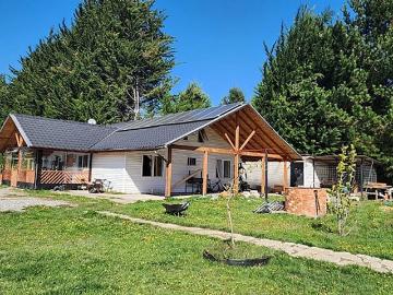 Villarrica, Casa y cabañas en terreno con piscina y energía sostenible