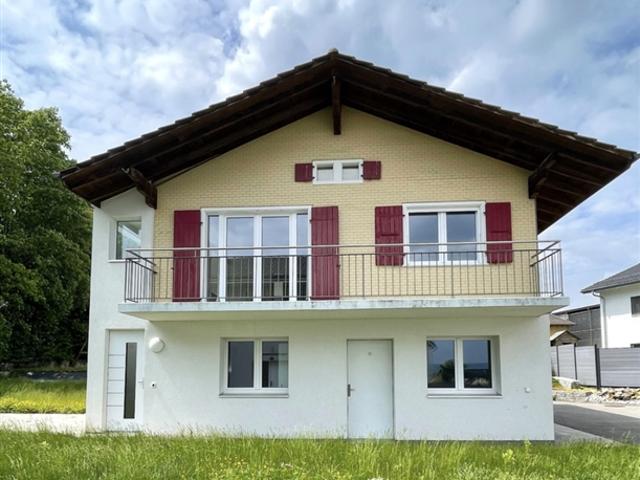 Villars le Grand, zu verkaufen, renovierte 4.5 Zimmer Wohnung mit Grundstück