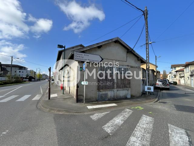 Villars les Dombes Entrepôt d'environ 59m2 au sol + 20m2 de mezzanine