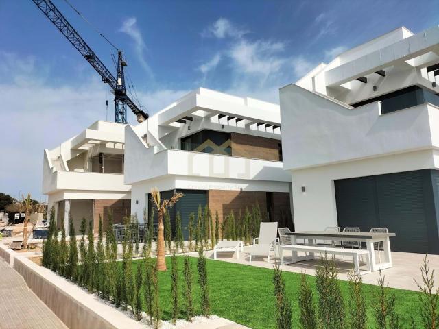 VILLAS DE OBRA NUEVA EN PILAR DE LA HORADADA EN EL CAMPO DE GOLF