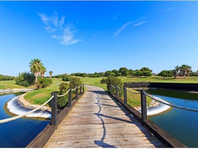 Villas de nueva construcción en primera línea de Lo Romero Golf