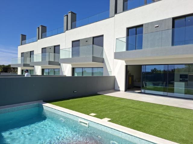 Villas em banda T4 com dois lugares de estacionamento, piso térreo, primeiro andar, cave, terraço, logradouro e piscina