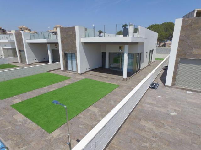 Villas independientes con amplio sótano, solárium y piscina. 162m² Orihuela Costa