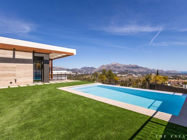 Villas independientes con piscina privada en Polop de la Mar. 346m² Polop