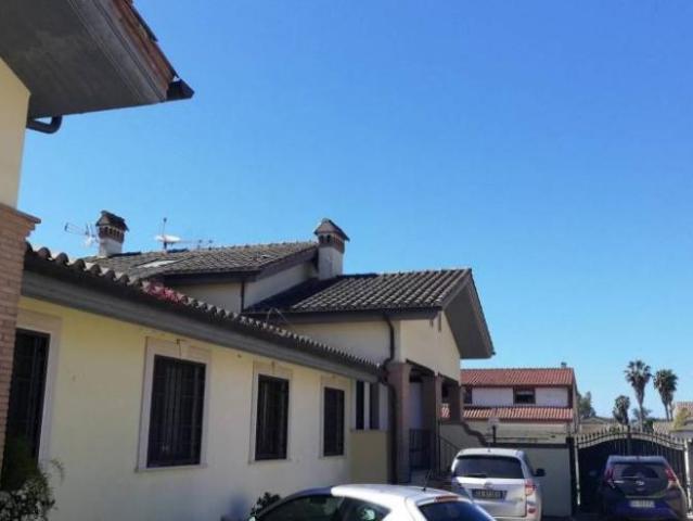 Villaschiera PLURILOCALE in affitto a Roma Rm