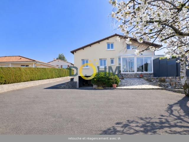Ville de type F6 avec garage et dépendances