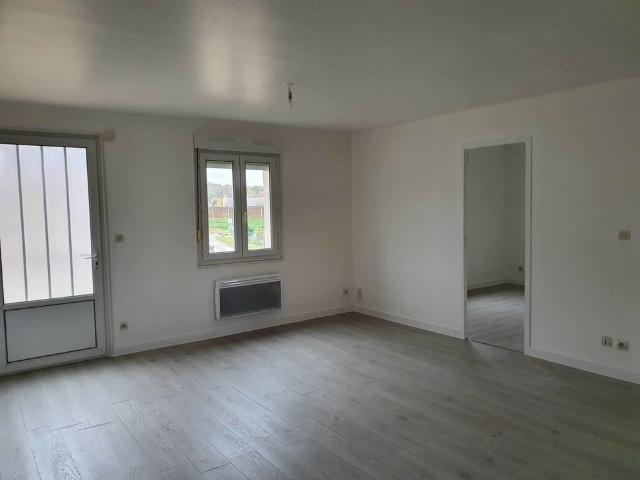 VILLEMANDEUR, T3 de 60 m2 situé au 1er étage comprenant.