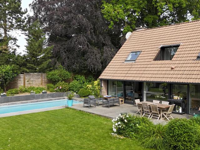 Villeneuve d’Ascq FLERS Maison individuelle de 168m² 4 chambres Bureaux Jardin Piscine Garages