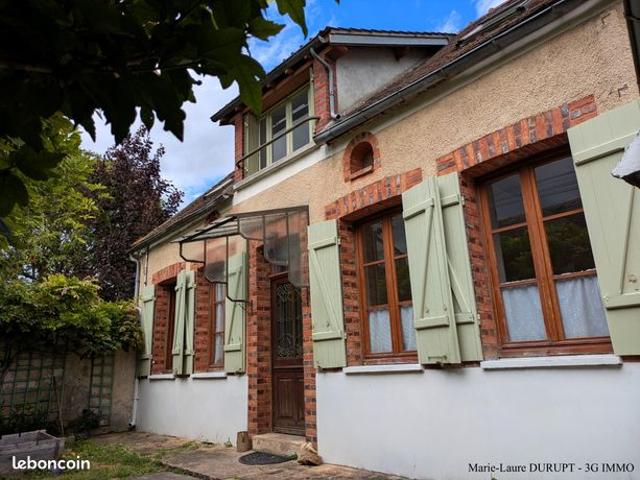 Villeneuve La Guyard |Charme Bourguignon |à moins de 100 km de Paris | Jardin clos |Grange |Proche commodités