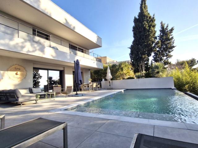 VILLENEUVE LES AVIGNON, MAGNIFIQUE VILLA CALIFORNIENNE AVEC PISC