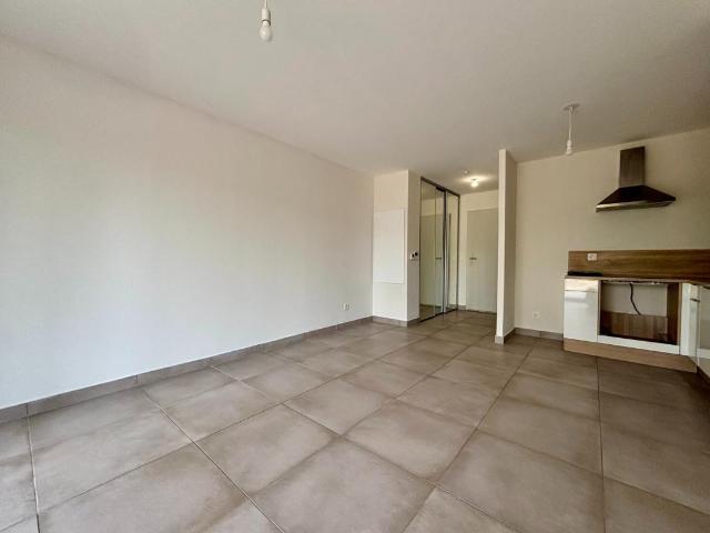 VILLENEUVE LES AVIGNON APPARTEMENT T2 45.50M² AVEC JARDIN ET PARKING