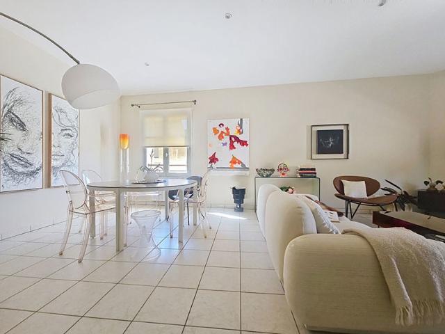 Villeneuve lès Avignon. Appartement 3 pièces de 102 m² avec ascenseur et parking