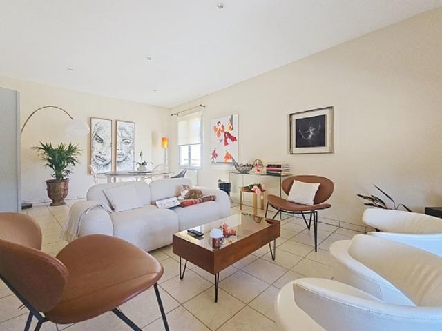 Villeneuve lès Avignon. Appartement 3 pièces de 102 m² avec ascenseur et parking