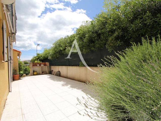 VILLENEUVE LES MAGUELONE VILLA NON MITOYENNE T5 CONSTRUCTION 1990 101 M2 3 CHAMBRES 1 MEZZANINE 2 SDE GARAGE 2 PARKINGS CLIMATISATION VILLA TRÈS BIEN ENTRETENUE PROXIMITÉ IMMÉDIATE DE L'ARRET DE BUS N°44 'LES MOURES'