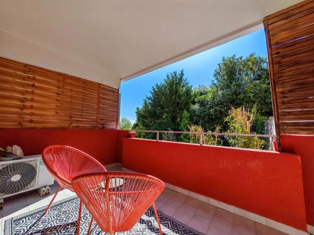 VILLENEUVE LOUBET / 2 PIÈCES TRAVERSANT DE 44 m² EN PARFAIT ÉTAT AVEC TERRASSE, GARAGE ET CAVE