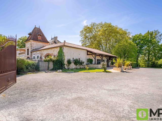 VILLENEUVE SUR LOT, murs et fonds de commerce en restauration, 332 m2 avec parking privé et terrain clos