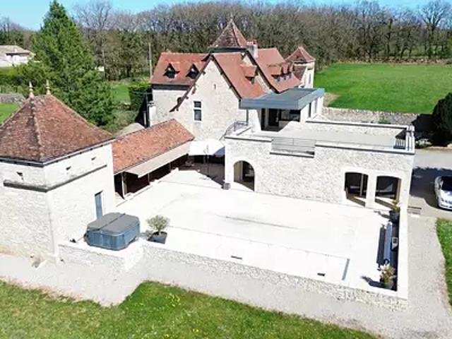 Villeneuve 12260 Achat / Vente maison 10 pièces t10 au dernier étage piscine