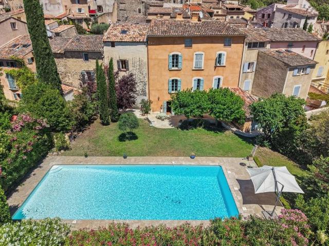 Villecroze Élégante maison de village avec jardin et piscine. 212m² Villecroze