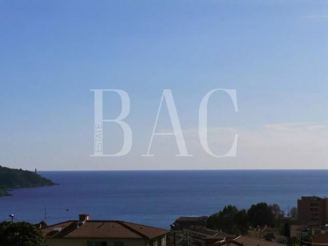 Villefranche sur Mer, une villa unique avec d'énormes possibilités et une très jolie vue mer