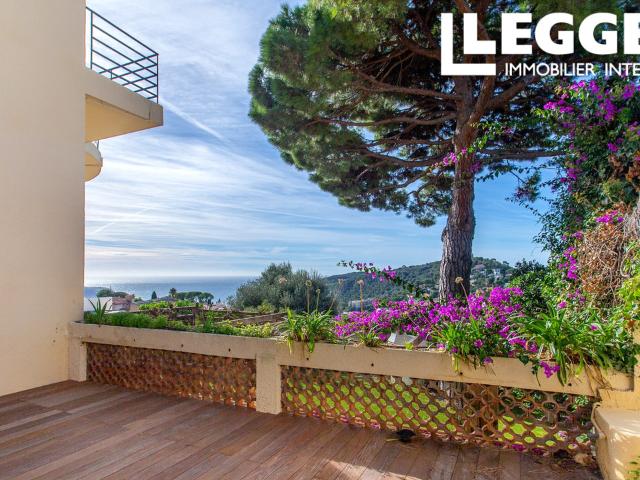 Villefranche sur Mer Vinaigrier. Appartement 3 pièces de standing rénové, vue mer, parking