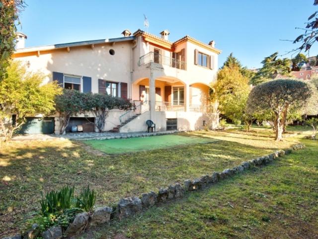 VILLEFRANCHE SUR MER VILLA PROVENCALE DE 258 M2 A VENDRE A RENOVER TERRAIN PLAT ET ARBORE DE 1046 M2 PISCINABLE