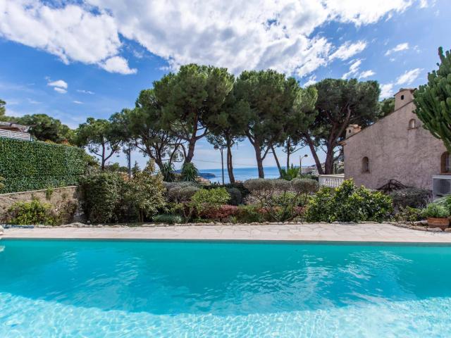 Villefranche Sur Mer, villa rénovée à deux pas des commodit. m² Villefranche sur Mer