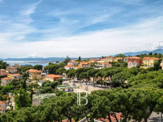VILLEFRANCHE SUR MER – DERNIER ÉTAGE AVEC VUE MER ET BALCONS