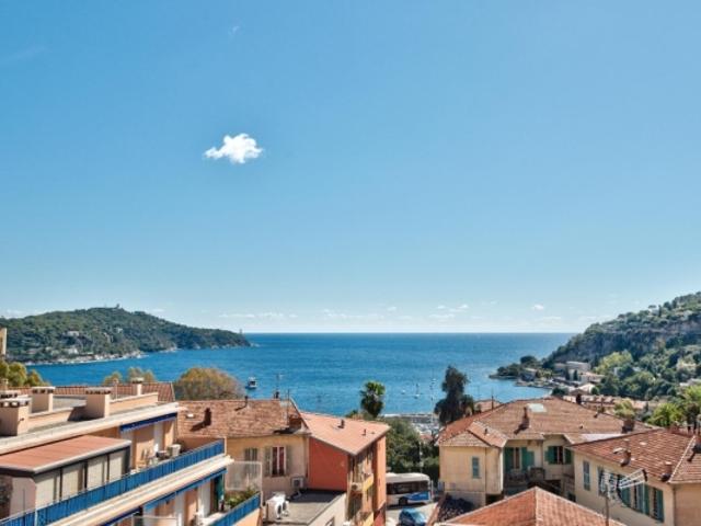 VILLEFRANCHE SUR MER CENTRE 4 PIECES RENOVE DE 80M² A VENDRE DERNIER ETAGE TERRASSE ET BALCON DE 50M² VUE MER STATIONNEMENT PRIVE CAVE