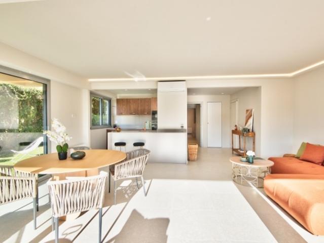 VILLEFRANCHE SUR MER PROCHE CENTRE APPARTEMENT 3 PIECES RENOVE 78 M² A VENDRE PISCINE PARKING